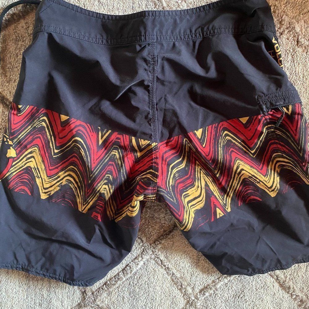 VOLCOM BOYS BOARDSHORTS SIZE 28 - Picture 3 of 4